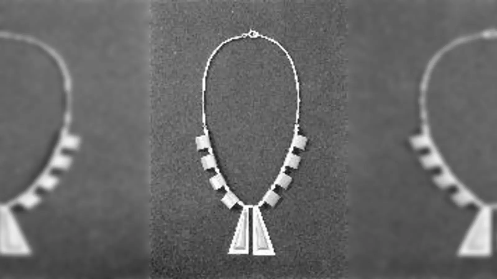 Collier von 1932 mit Galalith-Stein.	 (Foto: Arnoldsche)