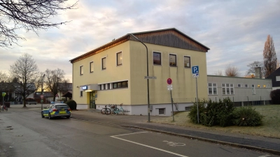 In die Jahre gekommen: die Polizeiinspektion Poing in der Markomannenstraße. (Foto: bs)
