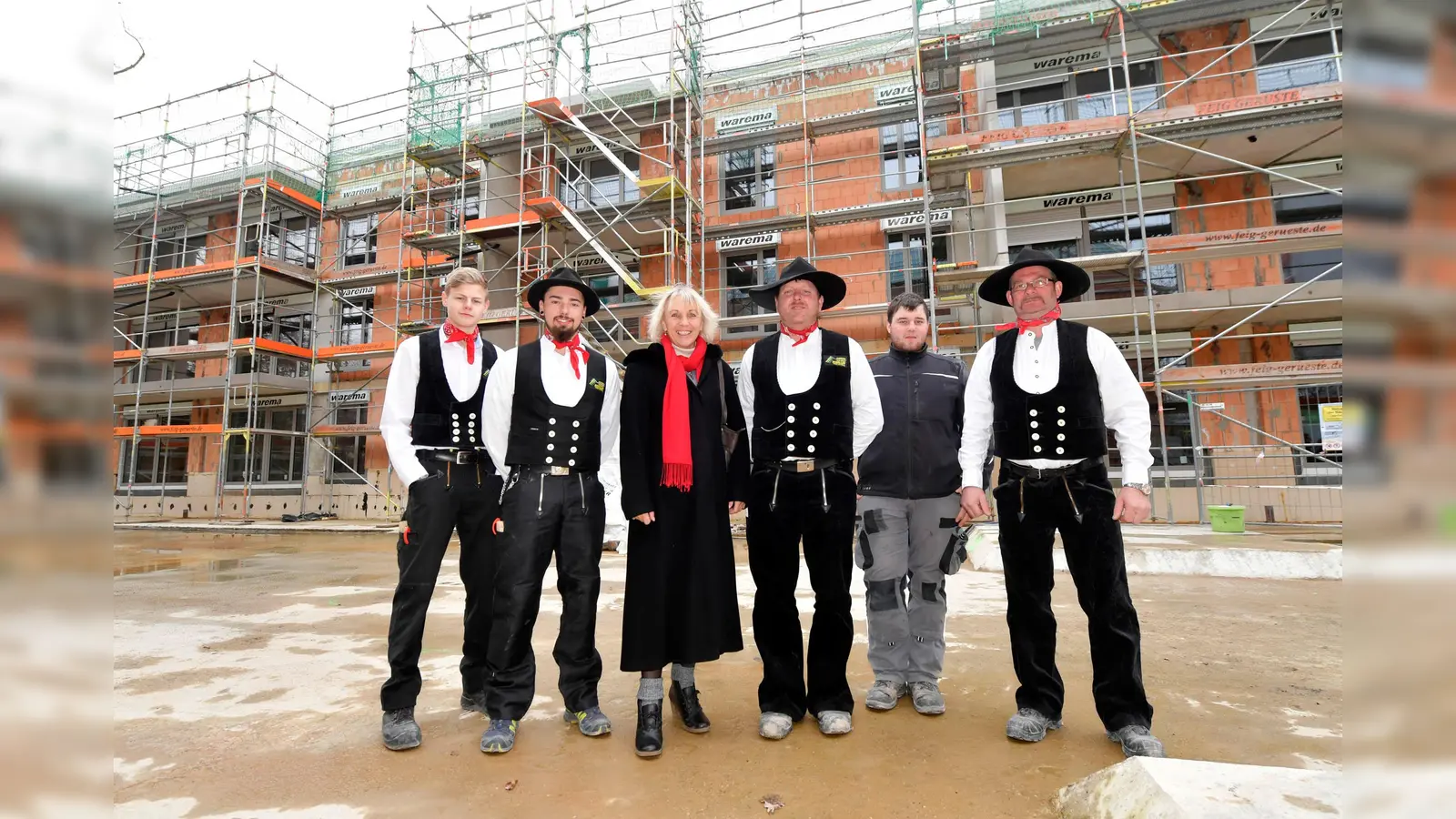 Richtfest für die 36 Wohnungen an der Katharina-Eberhard-Straße mit Bürgermeisterin Gabriele Müller und den Zimmerleuten. (Foto: Gemeinde Haar/Claus Schunk)