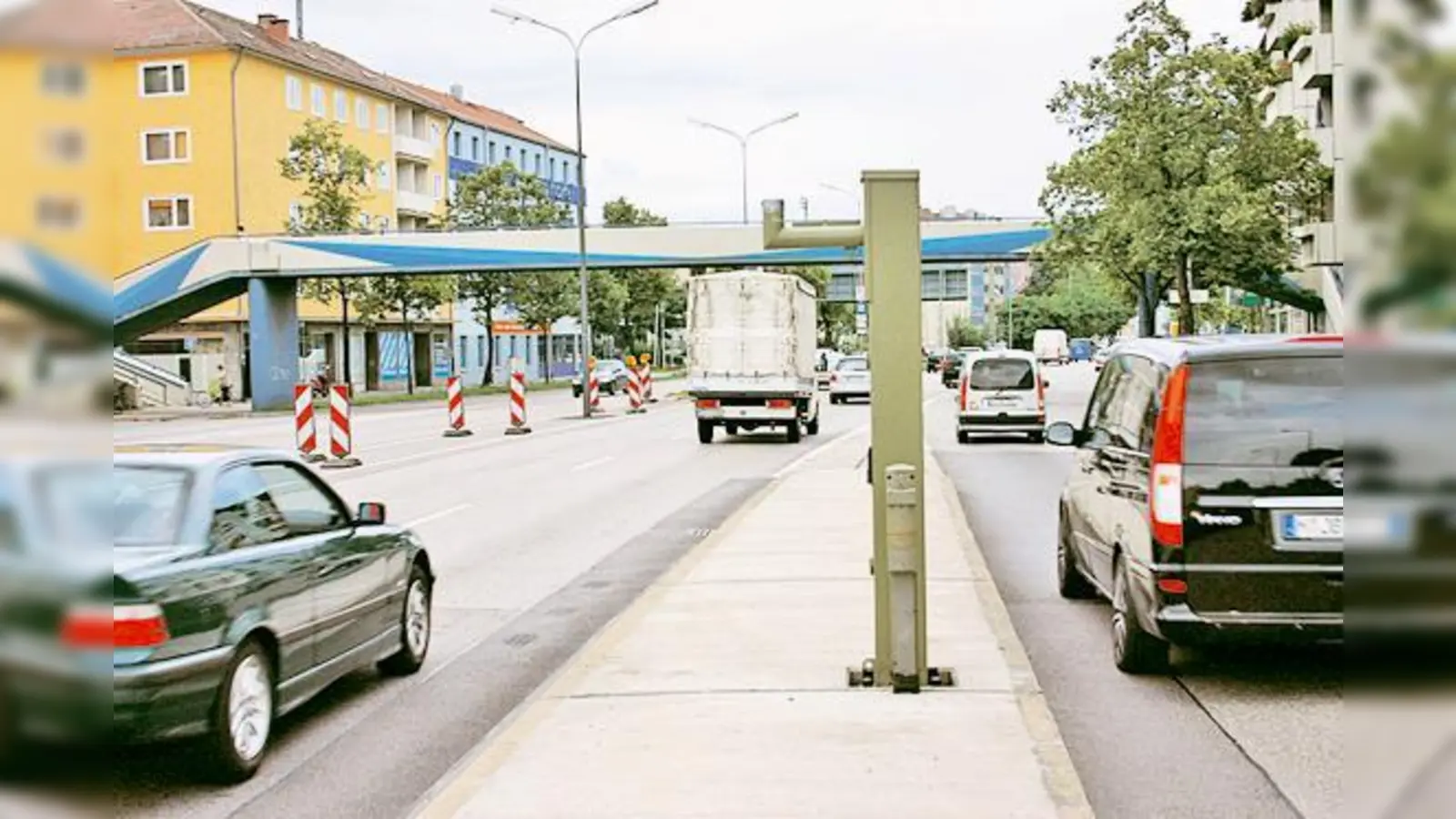 Der Pfosten steht schon  ab Ende August wird auch das Blitzgerät am Ausgang des Mc-Graw-Grabens wieder angebracht sein.  (Foto: Hettich)