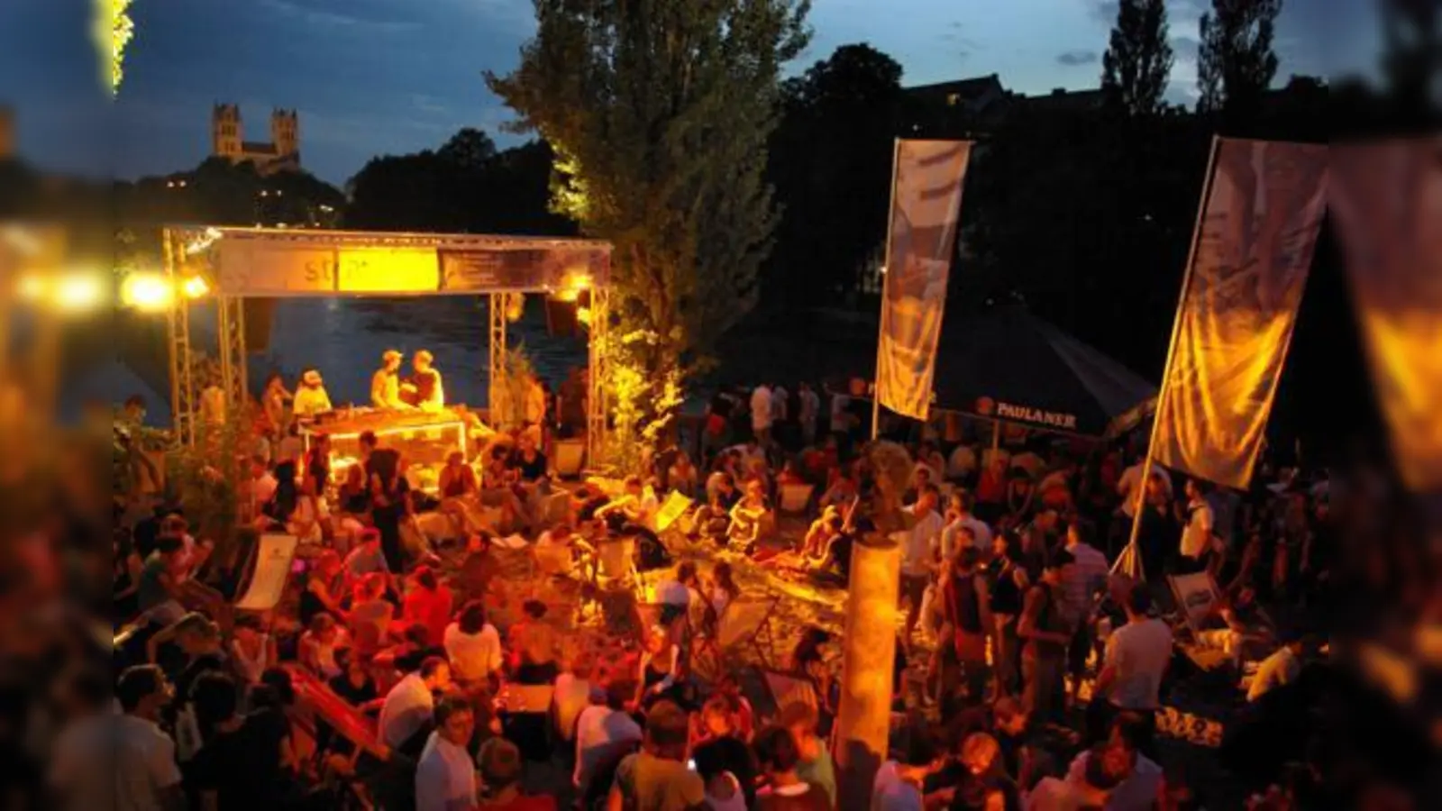 Partystimmung an der Isar: Doch der Kulturstrand an der Corneliusbrücke könnte dieses Jahr baden gehen.  (Foto: Urbanauten)