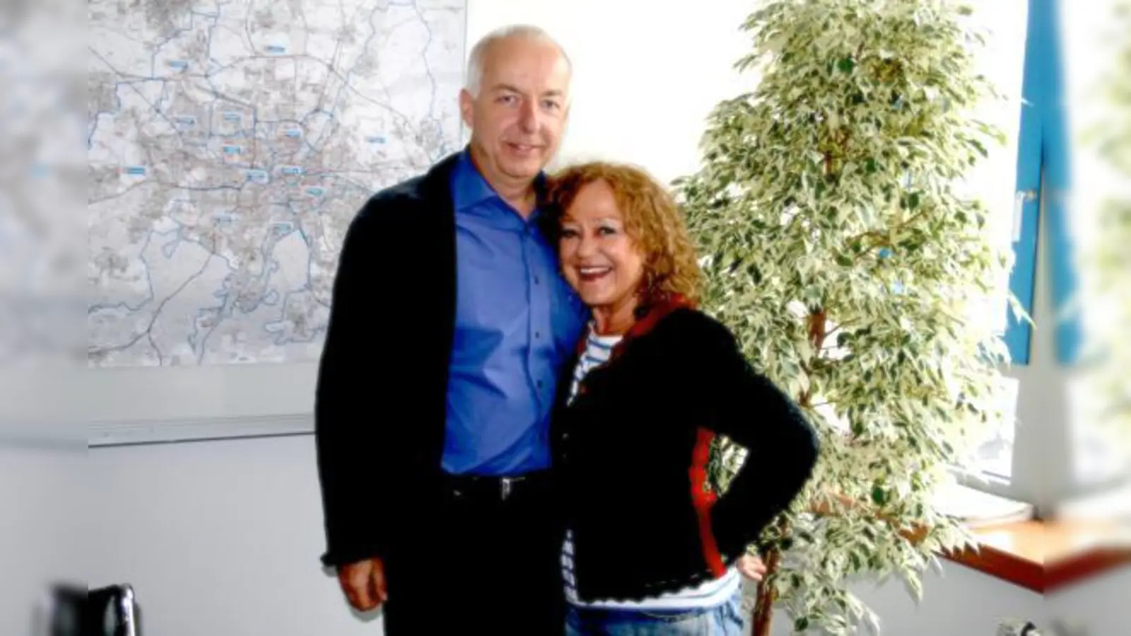 Man muss schon gewisse Schamgrenzen abbauen, wenn man sich so als Deppen präsentiert, meint Hanns Meilhamer über die Szene aus dem aktuellen Programm Weil mir uns net genieren.  (Foto: VA)