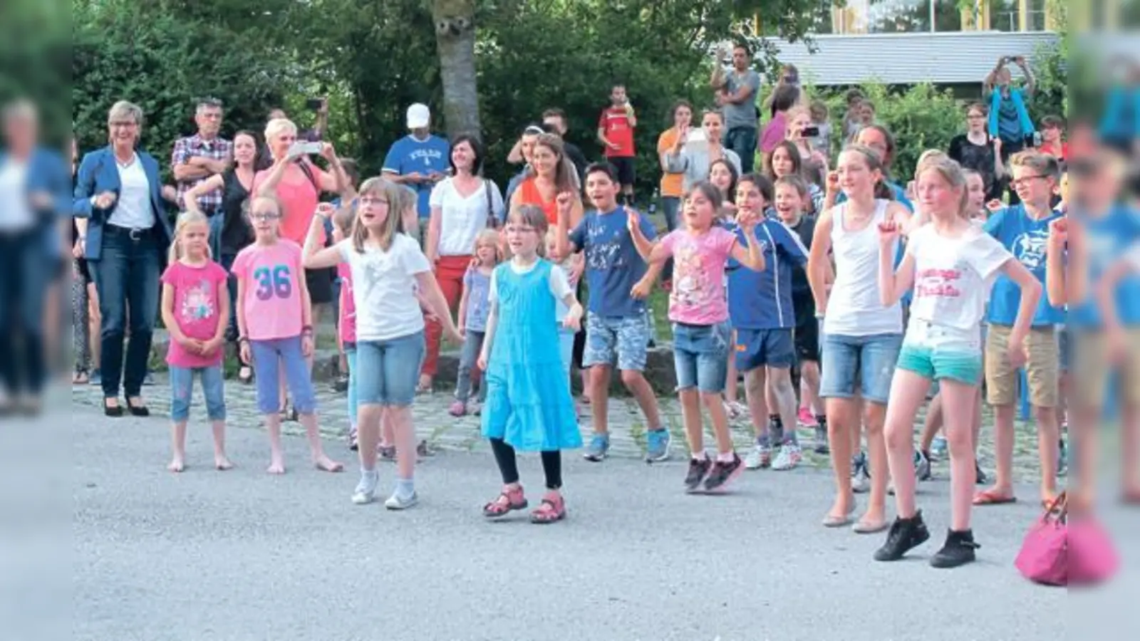 Die Grund- und Mittelschule Poing verabschiedete sich von Rektorin Fleischmann.	 (Foto: VA)