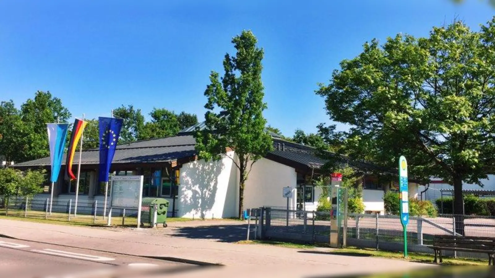 Die Kfz-Zulassungsstelle in Fürstenfeldbruck feiert ihr 30-jähriges Bestehen. (Foto: Landratsamt FFB)