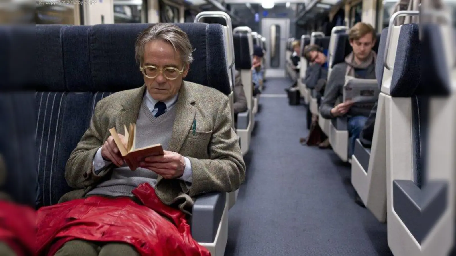 Lateinlehrer Raimund Gregorius (Jeremy Irons) trifft in Bern auf eine junge Portugiesin. Als diese sich in die kalten Fluten stürzen will, kann er sie gerade noch festhalten. Ein Puzzlespiel beginnt ... (Foto: Concorde Filmverleih)
