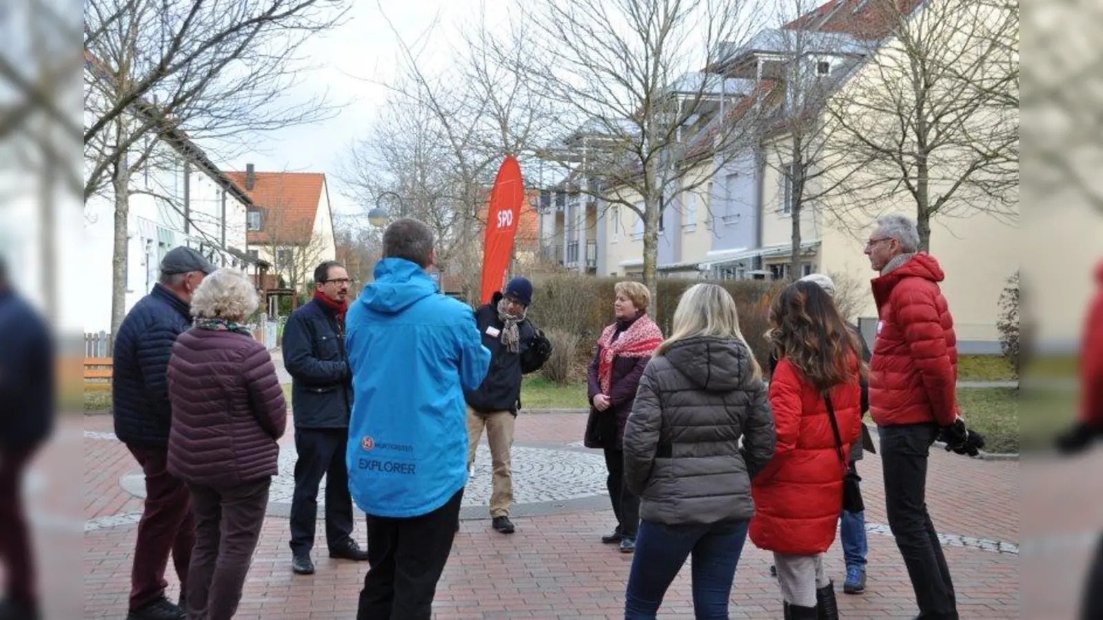 Unterwegs vor Ort: Bernhard Goodwin (3. von links), Bürgermeisterkandidat der Karlsfelder SPD, zusammen mit interessierten Bürgern am Max-Joseph-Platz. (Foto: SPD Karlsfeld)