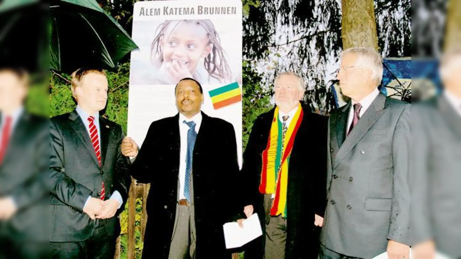Bürgermeister Robert Niedergesäß, Botschafter Siraj Reshid, der 2. Vereinsvorsitzende Anton Stephan und der 1. Vereinsvorsitzende Sepp Klement bei der feierlichen Brunnentaufe.   (Foto: Sylvia Schuster/Gemeinde Vaterstetten)