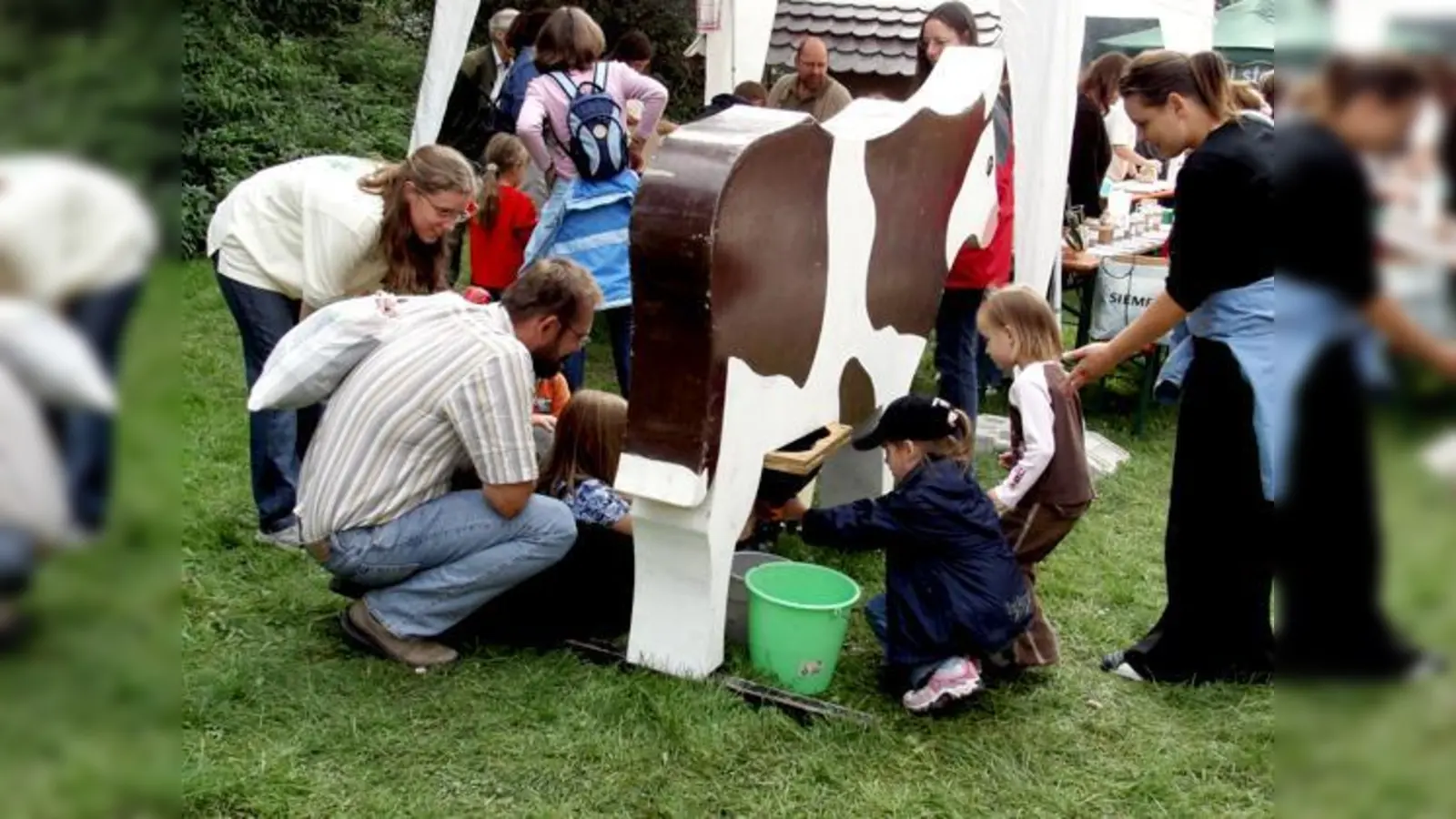 Kinder werden viel Spaß haben auf dem Hoffest. Unter anderem dürfen sie sich an einer sehr geduldigen Kuh am Melken versuchen.	 (Foto: VA)