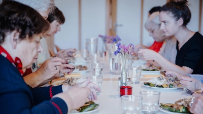 Beim offenen Mittagstisch geht es bei weitem nicht nur ums Essen – es geht vor allem darum, Gemeinschaft zu erleben. (Foto: Amelie Geiger/Diakonie München und Oberbayern)