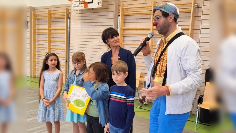 Von links: Die Schülersprecher Mia M., Mia R., Robin R. und Leon W. sowie Schulleiterin Claudia Liebl übergaben die Spende an Klinikclown Dr. Batscho. (Foto: Gerlinde Stettner)