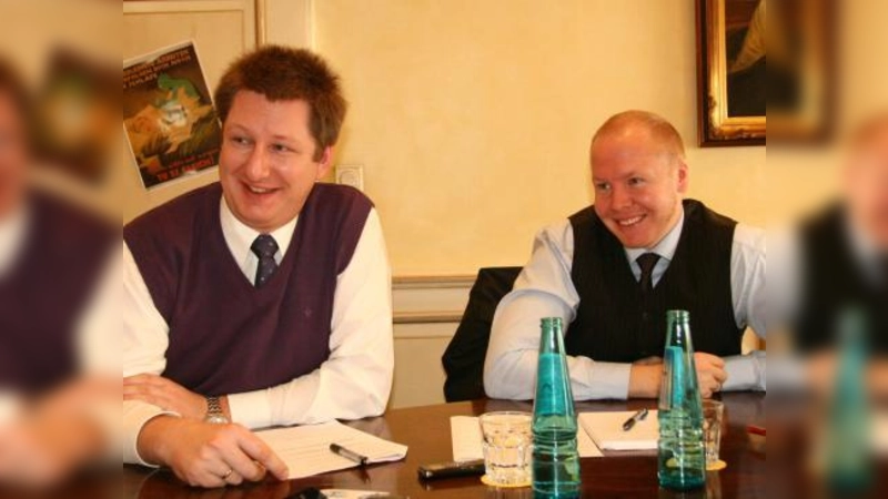 Bis Ende März führt die BulwienGesa AG „aktivierende Gespräche“ mit Gewerbetreibenden, Vereinen und Gruppierungen in Pasing durch. „Wir nehmen die Stimmungen und Meinungen auf und geben sie weiter ans Stadtteilmanagement. Nur die Verkehrsplanung klammern wir aus.“ Stefan Stark und Patrick Stuwe (v.l.) von der BulwienGesa AG beim Gespräch in den Räumen des Werbe-Spiegels. (Foto: US)