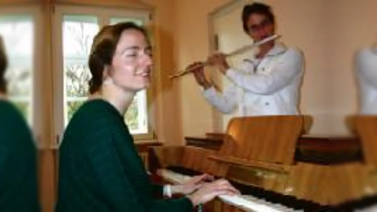 Olga Papikian und Adelaide Kiefl freuen sich auf das neue Musikinstrument.	 (Foto: cr)
