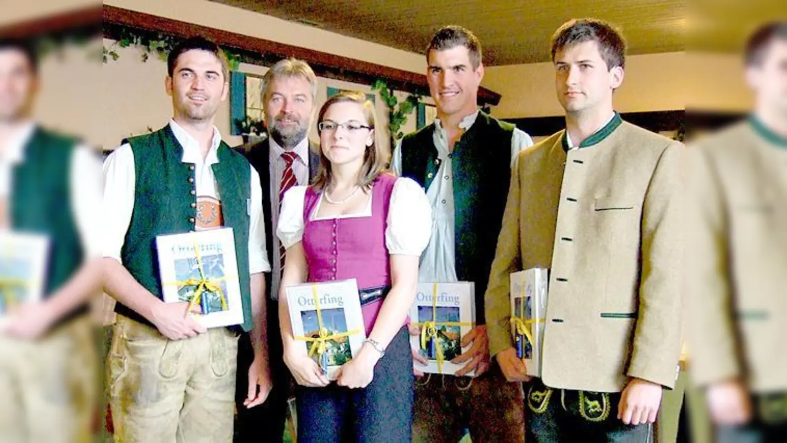 Mit hervorragenden Ergebnissen absolvierten fünf Otterfinger Azubis ihre Abschlussprüfungen. V. l.: Andreas Wagner, Bürgermeister Jakob Eglseder, Katharina Kiermayr, Florian Bacher und Benedikt Schaffner.  (Foto: Pietsch)