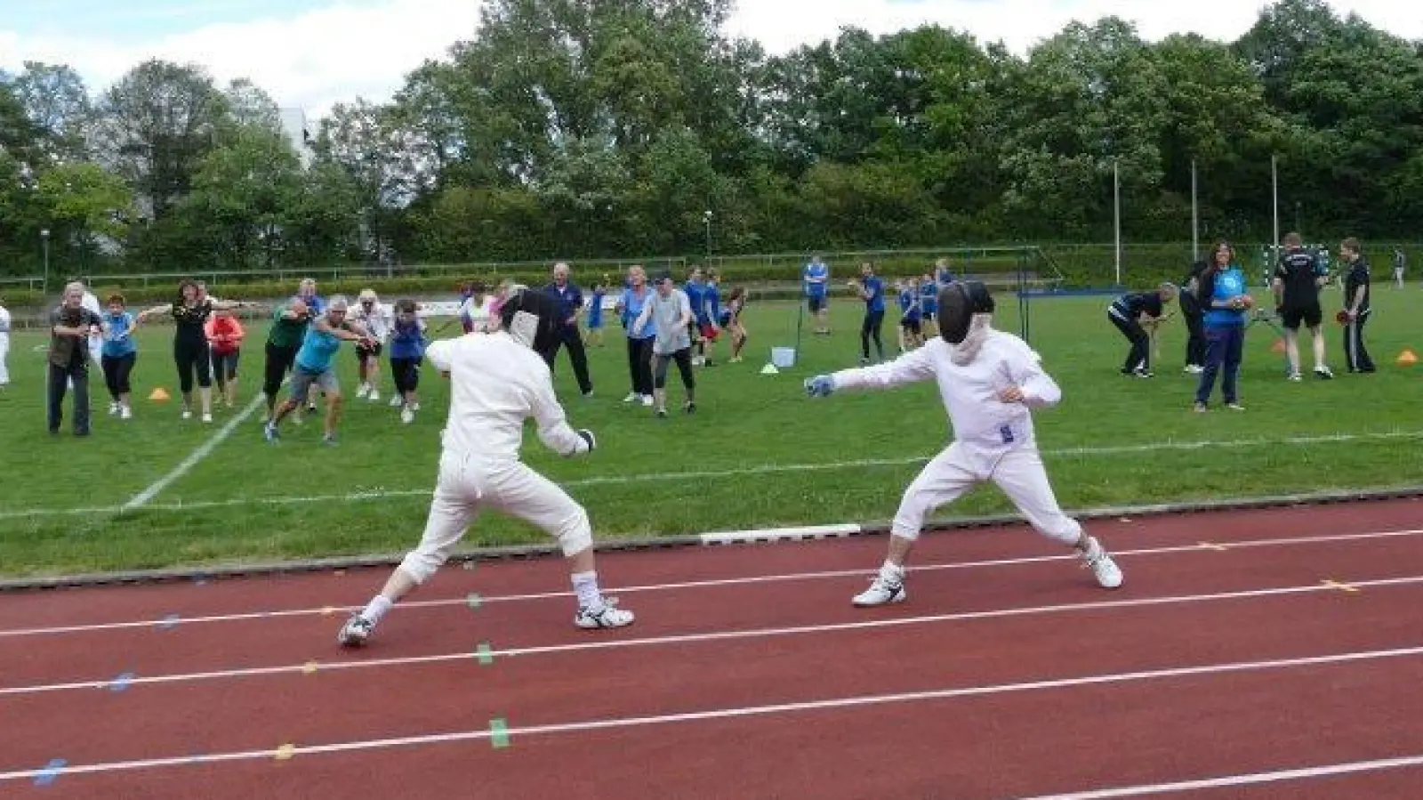 Mit einem Tag des Sports mit zahlreichen Mitmachaktionen wird am 8. Juni der Geburtstag des TSV Ottobrunn gefeiert. Abends tritt die Band „Ois Easy” auf. (Foto: TSV Ottobrunn)