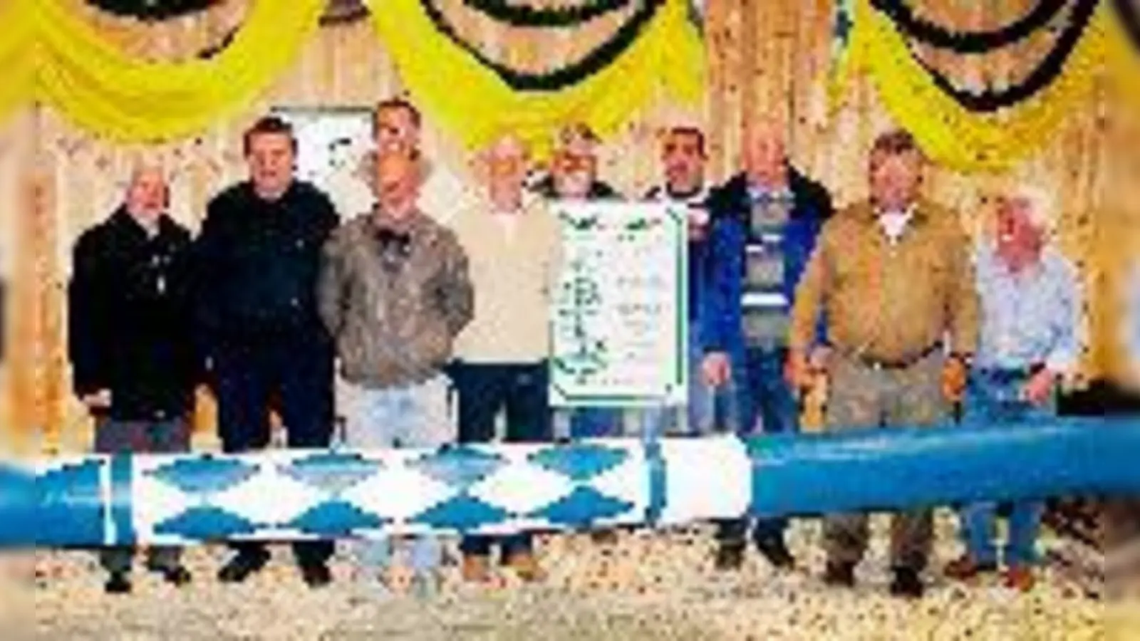 Organisieren die 85-Jahr-Feier: H. Reitmeier, R. Mayer, F. Stehberger, S. Eckmayer, F. Weinberger, H. Wilhelm, R. Häusler, S. Hörl, W. Schreiner und Dino (von links). Bereits 1930 war der SV Daglfing engagiert im Jugendfußball.	 (Fotos: Verein)