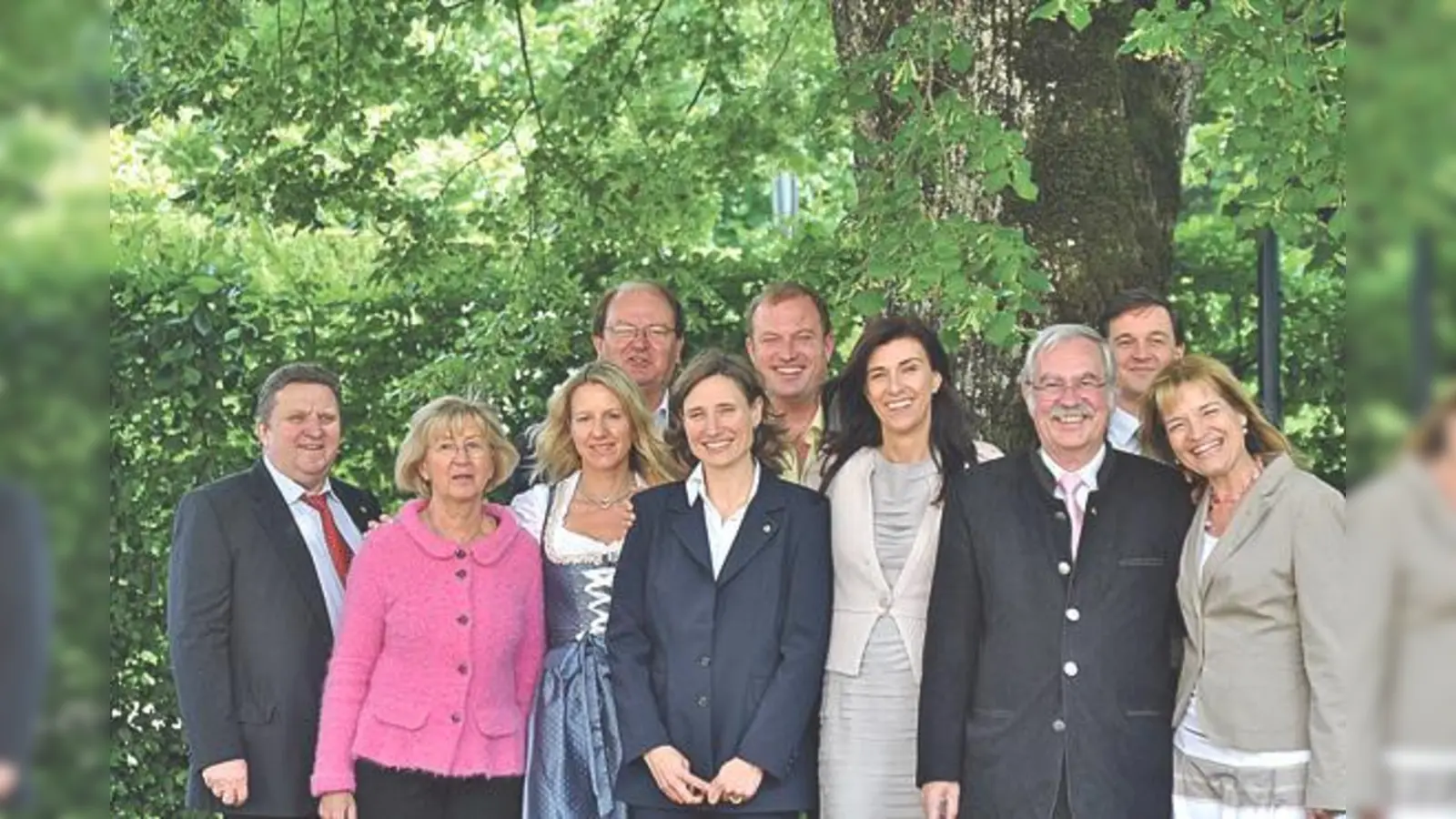 Der neue Vorstand des Lions-Clusb (v. l. 1. Reihe) Fritz Aulenbach, Inge Brockmeyer, Susanne Zuleger, Irene Kipp, Susanne Grünwald-Tschiers, Dr. Friedhelm Scharpf, Bianca-Maja Krödel; (2. Reihe v. l.) Reimer Rohwer, Ivo Fuhrmann und Klaus Kipp.  (F: Klingan)