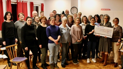 Die Mitglieder des Germeringer Chores SoundAround überreichten Hospizleiterin Tina Lamprecht einen Spendescheck in Höhe von 1.000 Euro. (Foto: Chor)