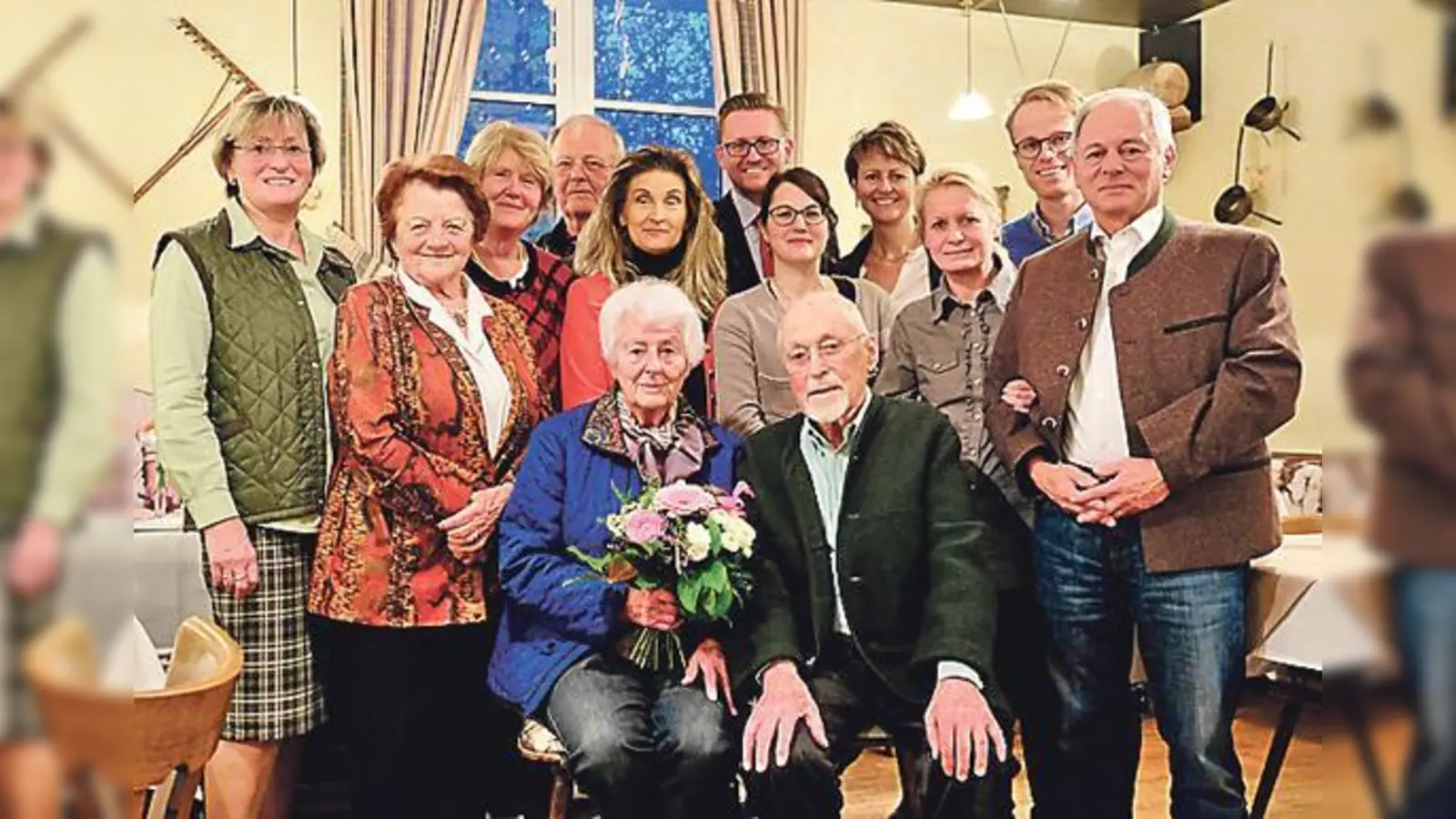 Gerlinde Stefinger, Elisabeth Dentinger, Barbara und Jürgen Gau, Christine Köppel, Dr. Wolfgang Stefinger, Lejla Isic, Stefanie Nytsch, Anja Burkhardt, Alexander Schreiber und Franz Ostermeier (li. nach re.) Vorne: Anneliese Degel und Hans Wagner.  (F: priv)