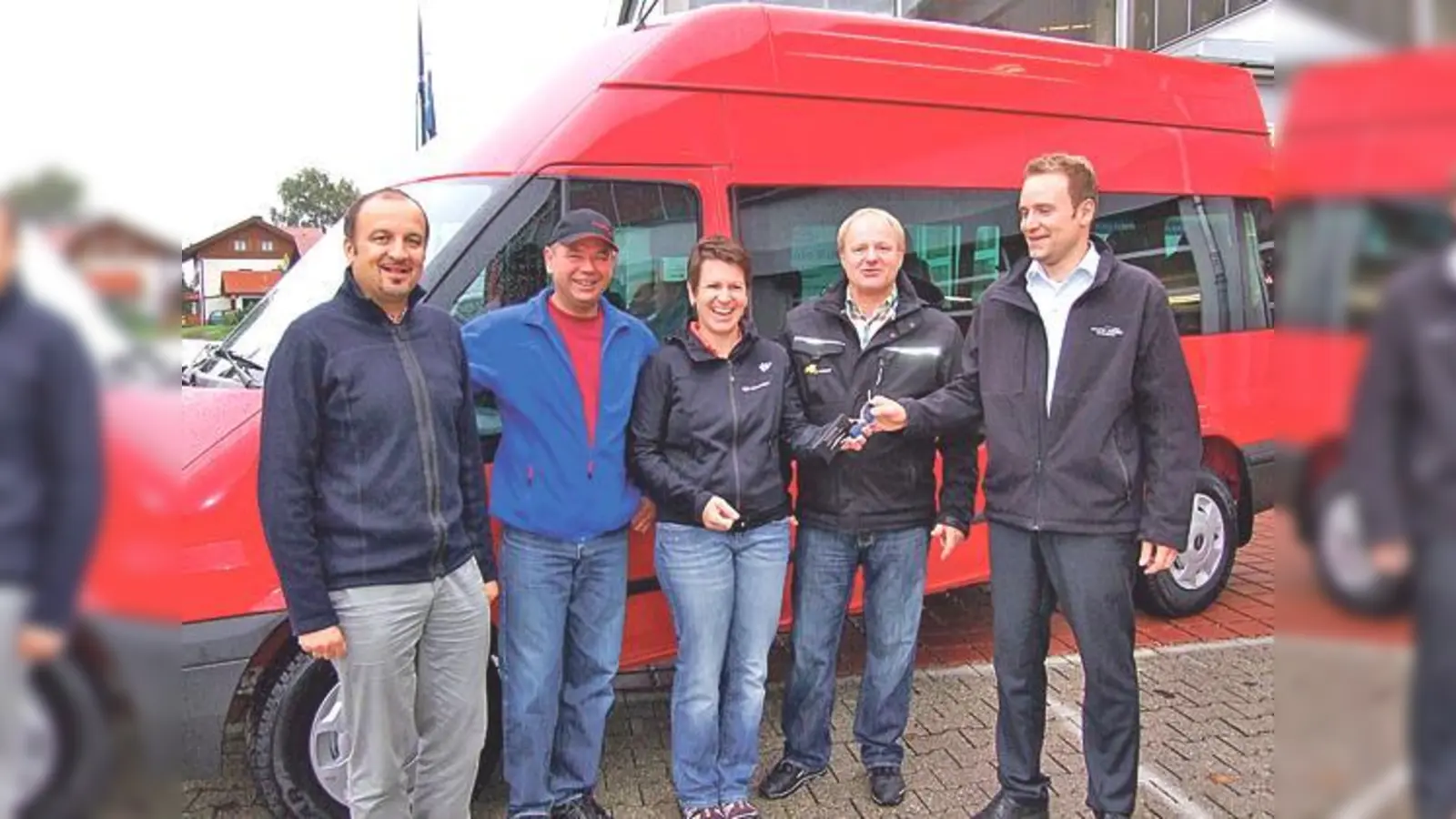 Mitglieder des SC Falkenberg nehmen ihren neuen Vereinsbus in Empfang.	 (Foto: VA)