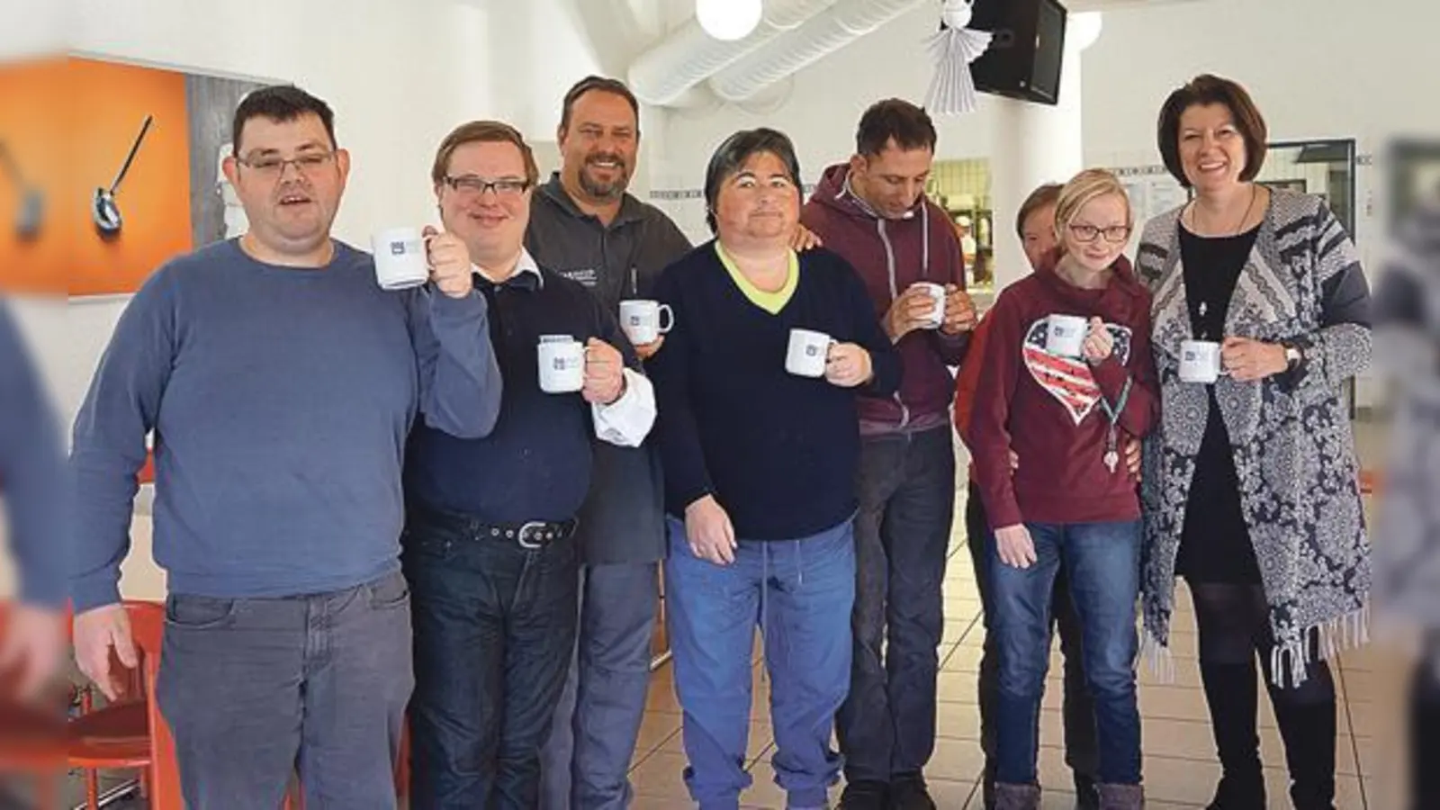 Das Team für die Kaffee-Rösterei mit dem künftigen Röster (3. v. r. ) Stefan Mancassola und der Fundraisingbeauftragten der Lebenshilfewerkstatt GmbH, Andrea Stauber (r.). 	 (Foto: hw)