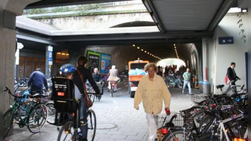 Radfahrer und Passanten kommen sich im Tunnel immer wieder gefährlich in die Quere. Das wollen der BA 25 und das Kreisverwaltungsreferat ändern. (Foto: tg)