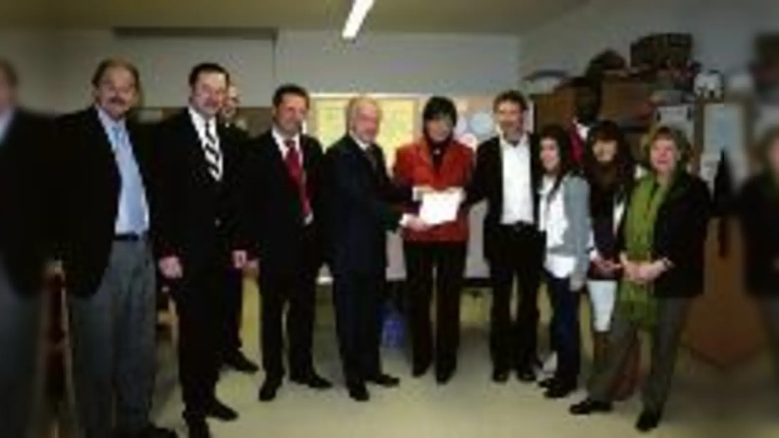 Übergabe der 10.000-Euro-Spende, die von der Hauptschule an der Haldenbergerstraße für integrative Schulprojekte verwendet wird. Meiller-Kipper-Chef Franz X. Meiller überreicht den Beleg Konrektor Heinz Preßl.  (F.: wei)