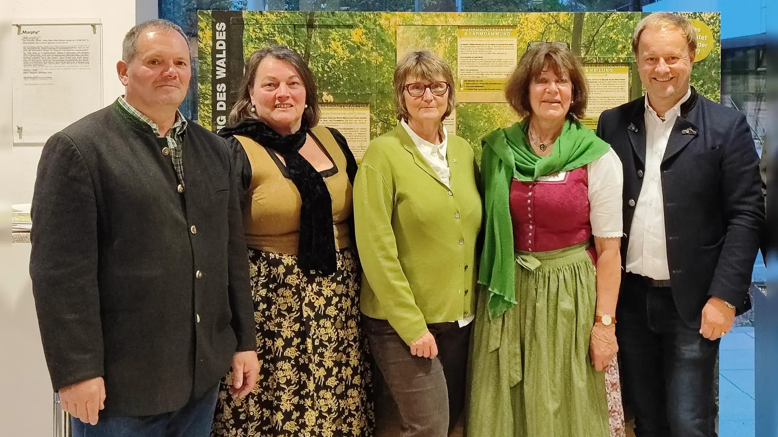 Werner Fauth, Vorsitzender der Waldbesitzervereinigung Ebersberg/München-Ost, Barbara Kronester, Landfrauenvertretung Ebersberg, Dagmar Rothe, Abteilungsleiterin Forsten, AELF Ebersberg-Erding; Albine Becker, Vorsitzende der Landfrauenvereinigung des KDFB, und Landrat Robert Niedergesäß (v.l.) bei der Ausstellungseröffnung.  (Foto: LRA EBE)