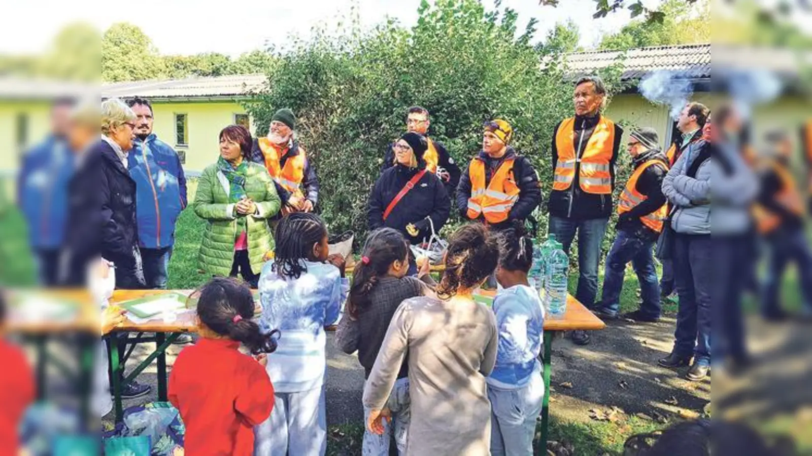 Die Teilnehmer der Velo Nord Tour machten unter anderem Station in der Flüchtlingsunterkunft an der Franz-Mader-Straße. 	 (Foto: Stachowitz)