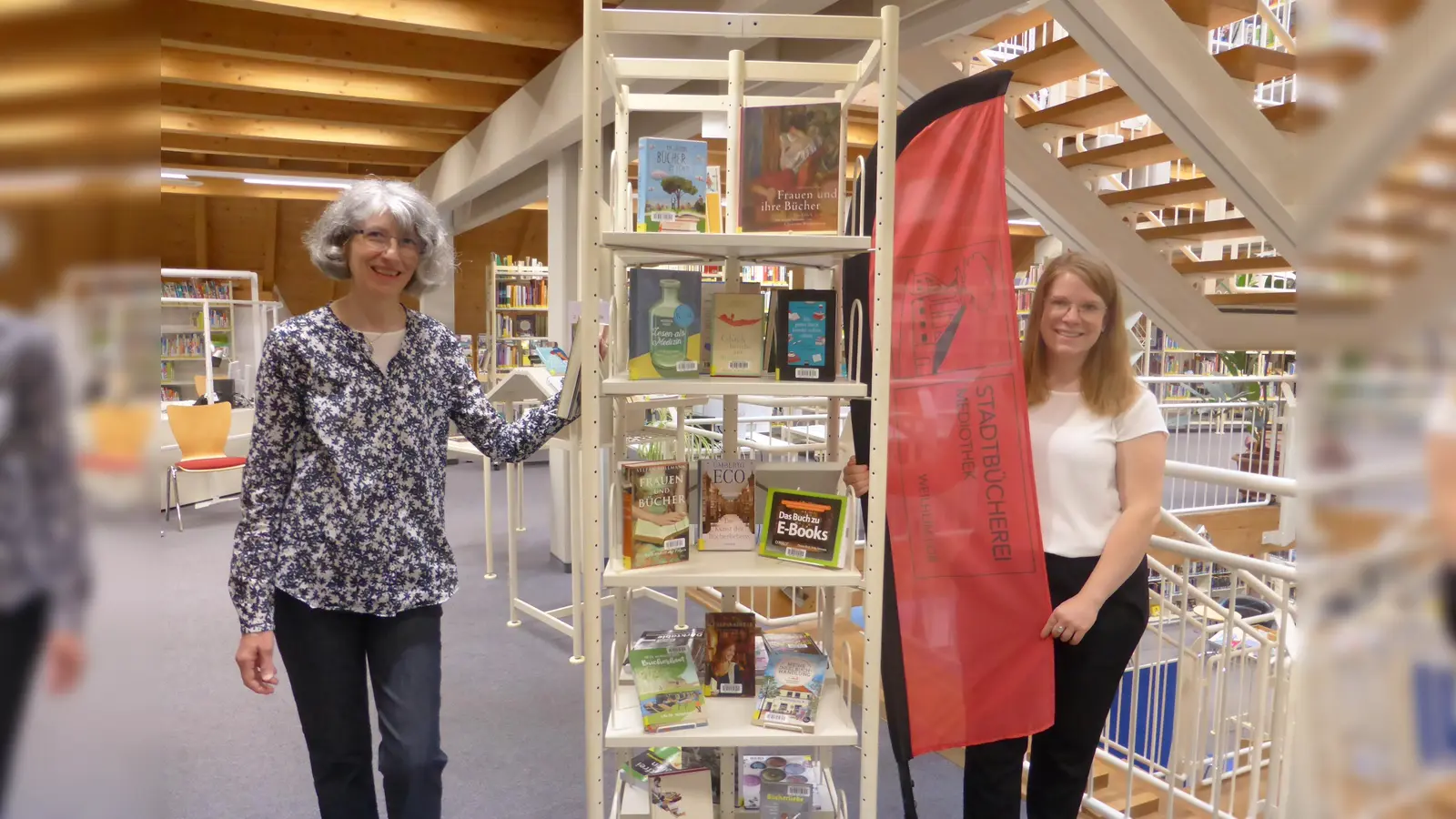 Freuen sich auf ihre neuen Aufgaben: Simone Groß (links) ist die neue Bibliotheksleiterin, Sandra Knittel ist ihre Stellvertreterin. (Foto: Stadtbücherei Weilheim)