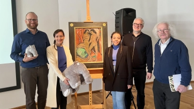 Präsentieren das neue Franz-Marc-Bild: Bernrieds Bürgermeister Dr. Georg Malterer (von links), Pressesprecherin Claudia Lamas, Sofia Seidi, Daniel J. Schreiber und Sammler Joseph Hierling. (Foto: Susanne Hauck)