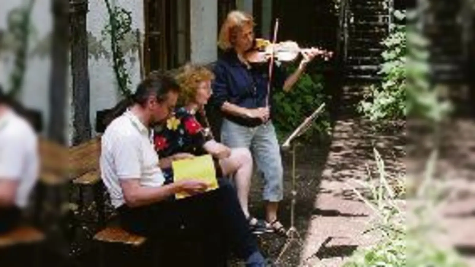 Eines der »Angebote« des Münchner Tauschkreises: drei Mitglieder der Bürgerinitiative spielen auf.	  (Foto: Privat)