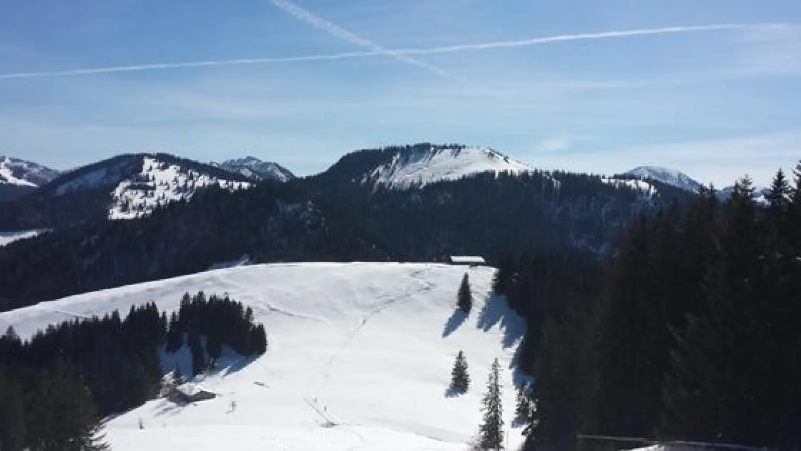 Blick von der Gindelalmschneid zur Kreuzbergalm (1.223 m) und Baumgartenschneid (1.448 m).	 (Foto: Stefan Dohl)