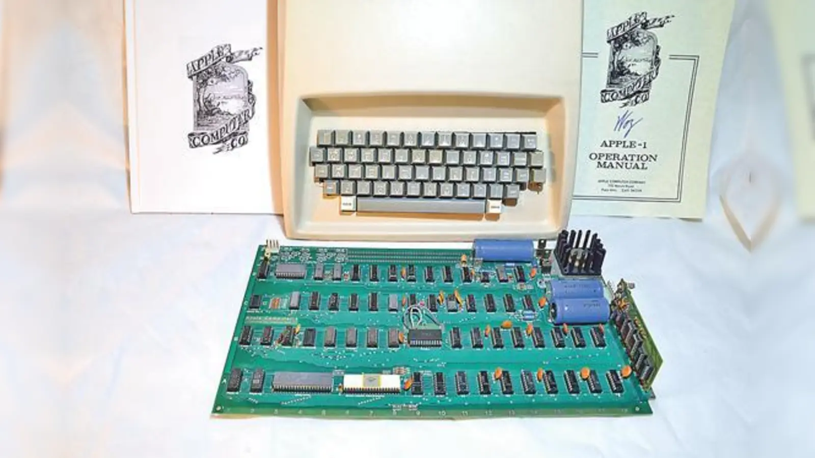 Der Apple-1-Rechner, eine Tastatur, das Zertifikat und eine Bedienungsanleitung.	 (Foto: Deutsches Museum)