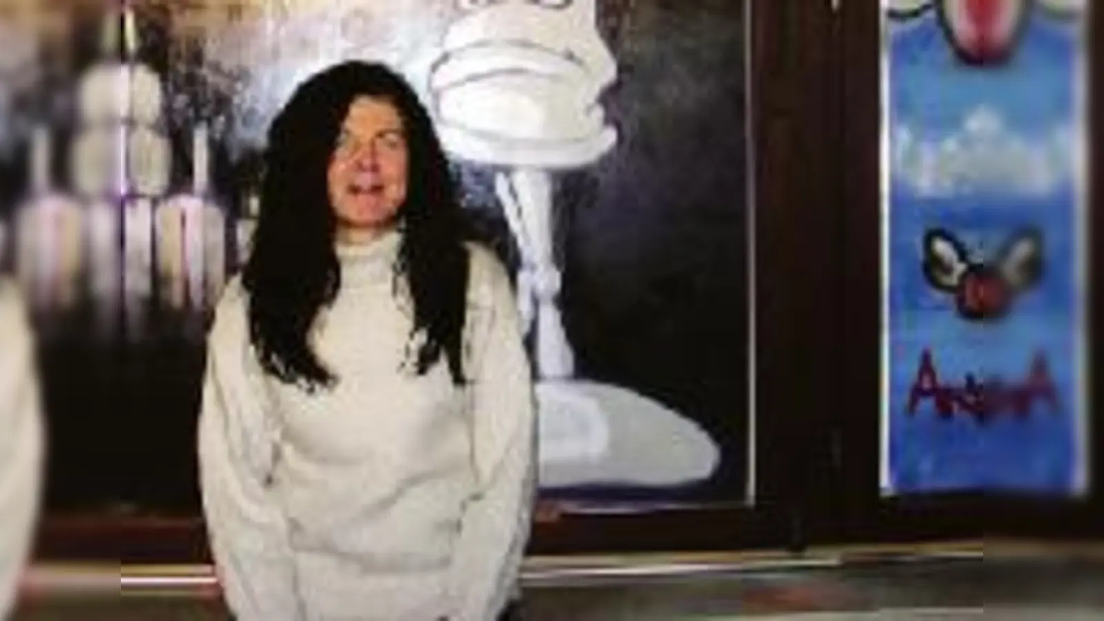 Ulrike Renner vor den Graffiti-Kunstwerken im »Tasso«: »Die Jugendlichen haben sich in den 40 Jahren kaum verändert. Es ist immer ein Haufen junger Wilder.«  manch einem sind sie zu wild.	  (Foto: zip)