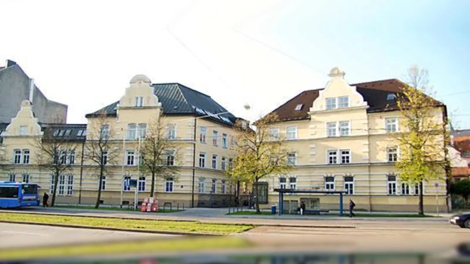 Ein Teil der Gebäude an der Einsteinstraße sind denkmalgeschützt. Die Gestaltung des Ensembles wird bei der Bürgerversammlung Thema sein.	 (Foto: SWM)