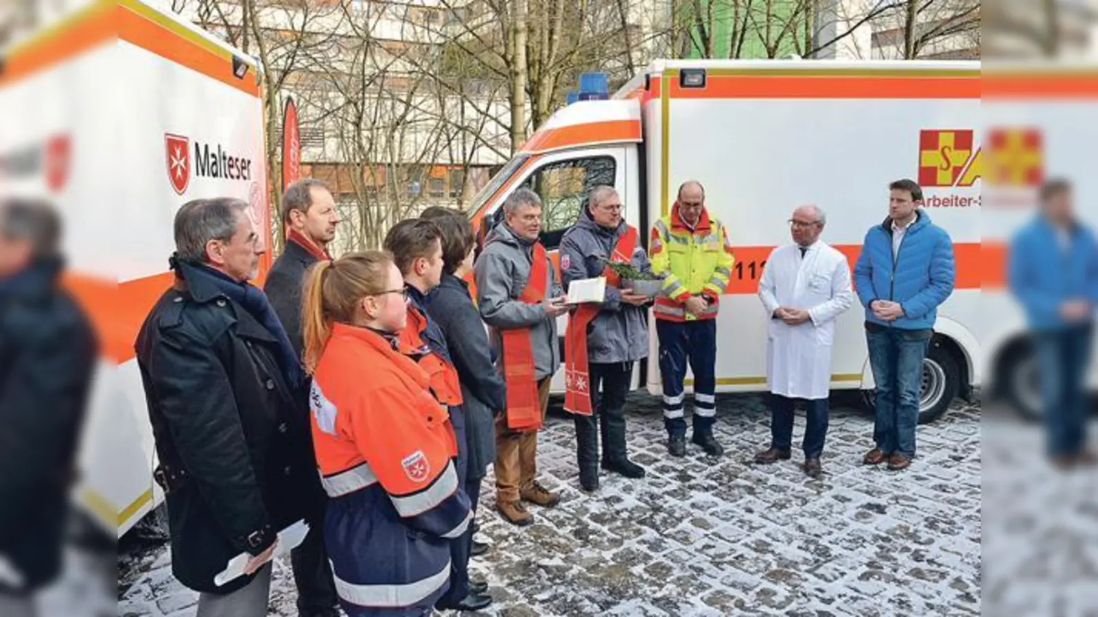Bei der offiziellen Weihe der beiden Einsatzfahrzeuge der Malteser und des ASB vor dem Klinikum Bogenhausen zogen die Verantwortlichen eine durchwegs positive Bilanz des ersten gemeinsamen Rettungsdienststandorts in Bogenhausen. 	 (Foto: Klaus Krischock)