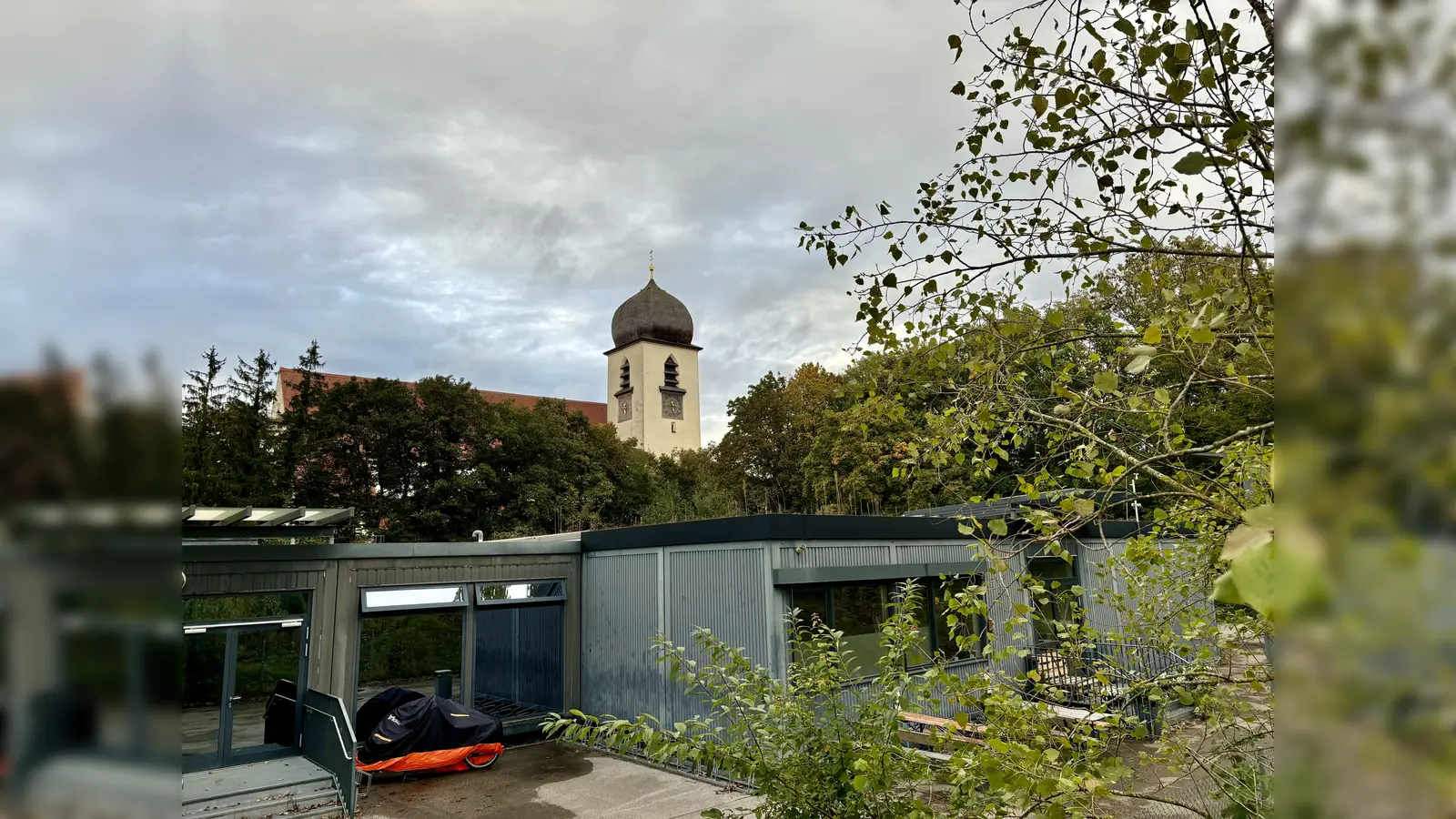 Der Pavillon A darf noch bis 2029 stehenbleiben und die Mittagsbetreuung aufnehmen. Doch danach wird er abgebaut. (Foto: Ulrike Seiffert)