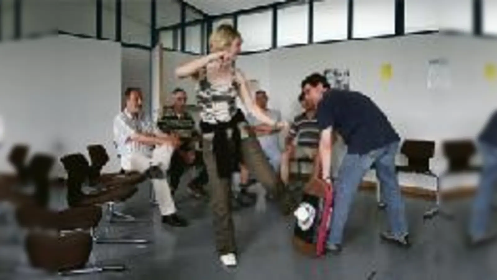 Wie man sich zur Wehr setzt, das lernen die Teilnehmer des kostenlosen Polizeikurses in Schwabing. 	 (Foto: Polizei Schwabing)