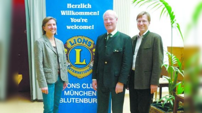 Finanzielle Unterstützung (v.l.): Barbara Schulte, Leiterin der Münchner Kinder- und Jugendfarm, Jörg Rüdenholz, Präsident des Lions Club München-Blutenburg und Dr. Thomas Beckenbauer, Mitorganisator des Lions Schafkopfturniers. (Foto: pi)