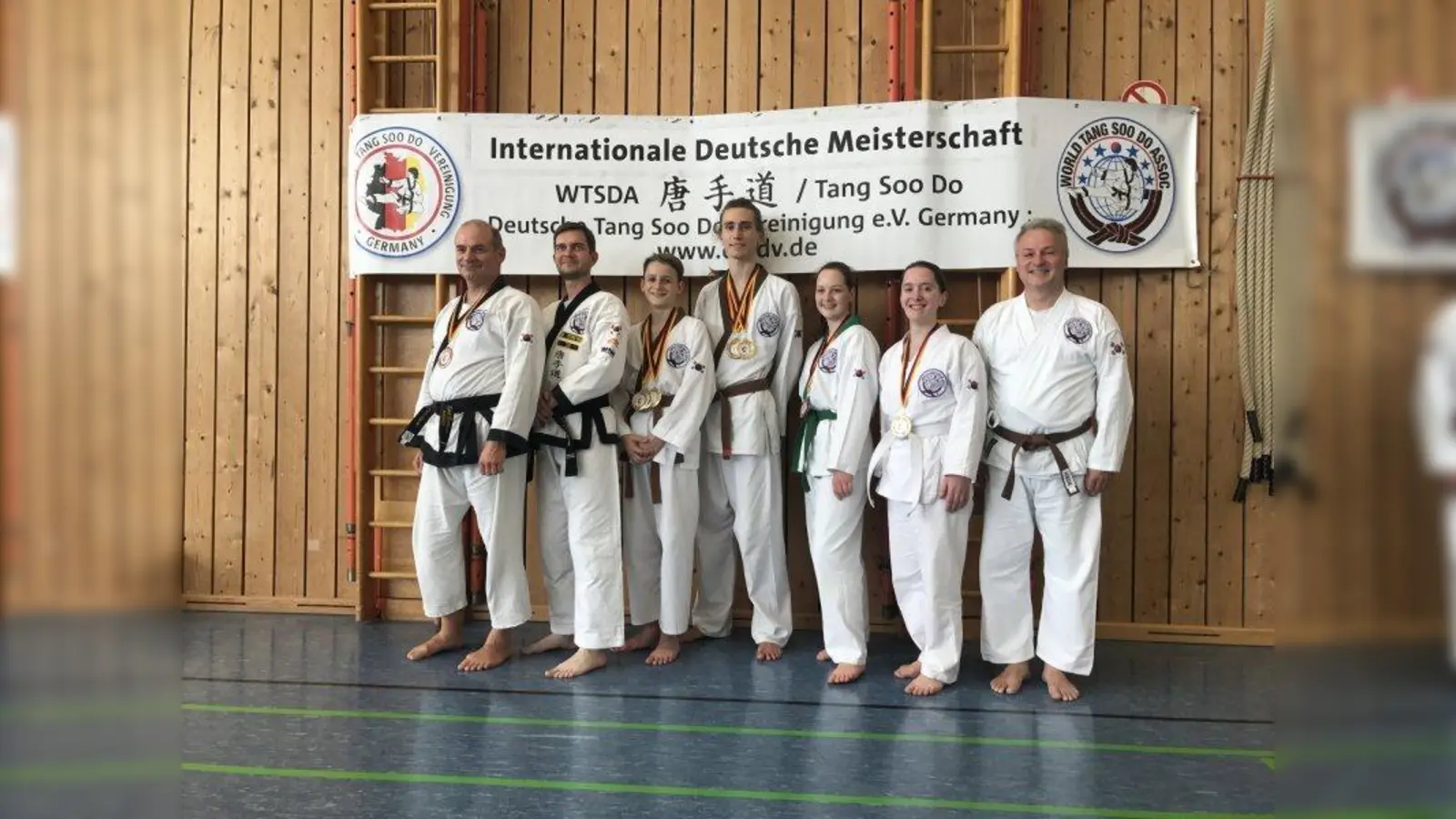 Bei der diesjährigen deutschen Tang-Soo-Do-Meisterschaft vor den Toren Münchens konnte sich die Kampfkunstabteilung des TSV Solln in mehreren Disziplinen erfolgreich durchsetzen. Unser Bild zeigt diee rfolgreichen Sportler Karl Bittnar (1. von links), Felix Reuter (3. von links), Fabian Hummel (Mitte), Theresa Zach (2. von rechts), Jenny Künzel (3. von rechts). Tang Soo Do ist eine südkoreanische Kampfkunst, die in allen Alterkassen (5-80 J.) betrieben werden kann (Info unter www.tsd-solln.de). (Foto: TSV Solln)