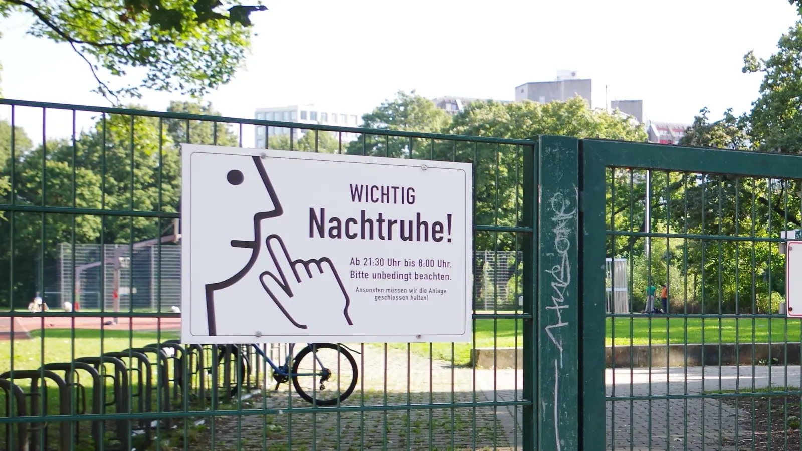 Am Sportplatz an der Kazmairwiese mahnt ein erneuertes Schild zum Einhalten der Nachtruhe zwischen 21.30 Uhr und 8 Uhr. (Foto: Beatrix Köber)