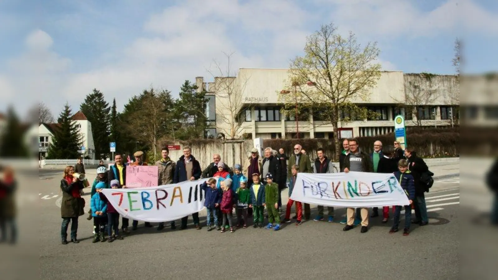 Den Wunsch nach mehreren Zebrastreifen von FDP und SPD sowie vielen Gräfelfingern Eltern lehnte der Gemeinderat mehrheitlich ab. Das Bild zeigt die Demo für mehr Sicherheit im April diesen Jahres. (Foto: us/archiv)