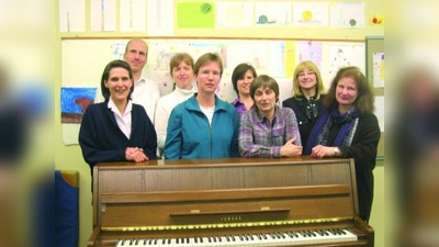 Der neue Elternbeirat der Musikschule: Ute Huber, Jens Franke, Angelika Bissinger, Frauke Schirmacher, Martina Völkening, Ute Strauch, Angelika Bothmann und Ursula Steinau (v.l.). (Foto: pi)