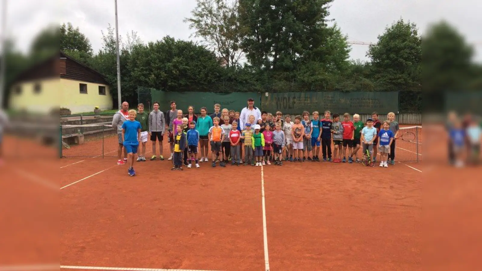 Cheftrainer Viktor Daunhauer (Mitte) und sein Team mit den Tennisspielern des Feriencamps (Foto: TC Unitas)