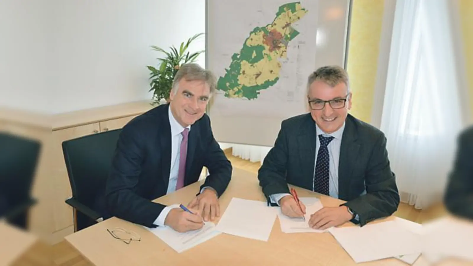 Bürgermeister Olaf von Löwis und Günther Pichler, Leiter Regionalbereich Süd der DB Station&amp;Service AG bei der Unterzeichnung der Grundsatzvereinbarung.	 (Foto: VA)