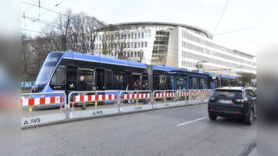 Vorläufig steht an der Tram-Haltstelle jetzt eine rot-weiß gestreifte Beton-Schutzwand.  (Foto: SWM/MVG )