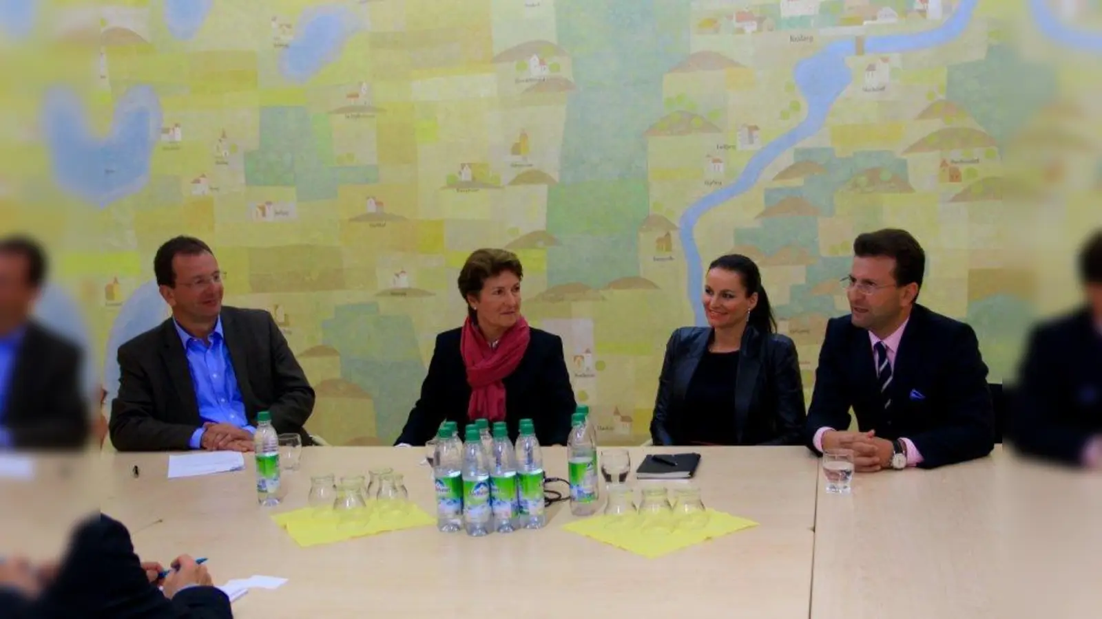 Gemeinsame Pressekonferenz: Die Geschäftsführer der Krailling Oils Development  Prof. Nico Skusa und Katerina Radostová (v.r.) stellten im Kraillinger Rathaus ihr Konzept und die nächsten Geschäftsziele des Tanklagers vor. Der Germeringer OB Andreas Haas sowie die Kraillinger Bürgermeisterin Christine Borst (v.l.) zeigten sich erleichtert über die gewährleisteten Sicherheitsvorkehrungen im Tanklager. (Foto: us)