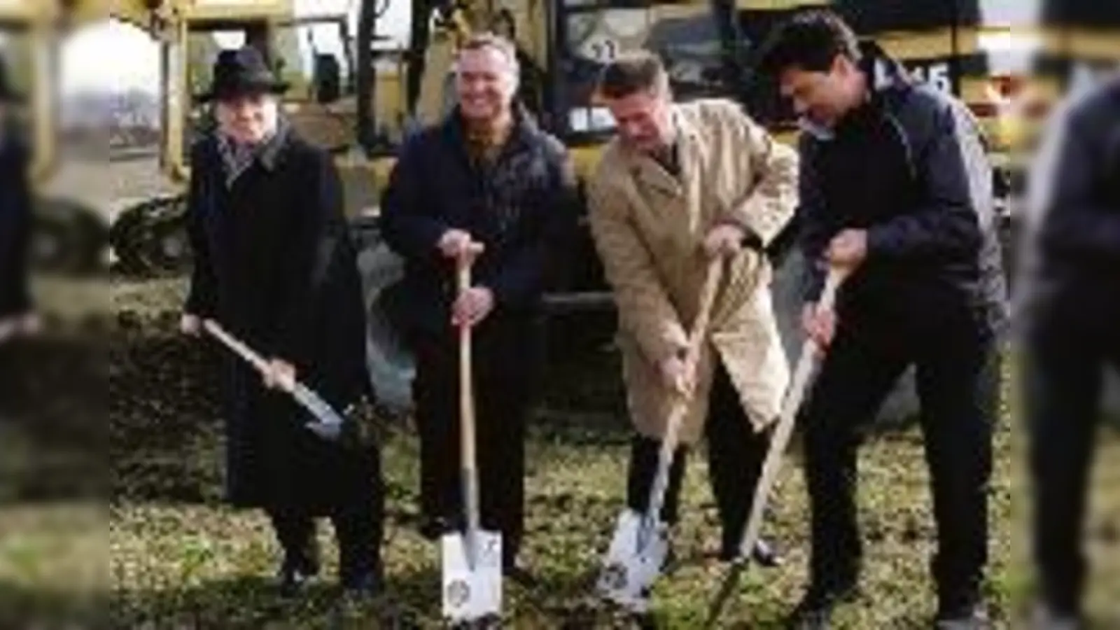 Hier baut die Gemeinde Hallbergmoos für die Zukunft ihrer Kinder: (von links) Landrat Manfred Pointner, Schulleiter Hans Hanrieder, Bürgermeister Klaus Stallmeister und Architekt Stefan Rentz beim ersten Spatenstich für die künftige Hauptschule. (Foto: ba)