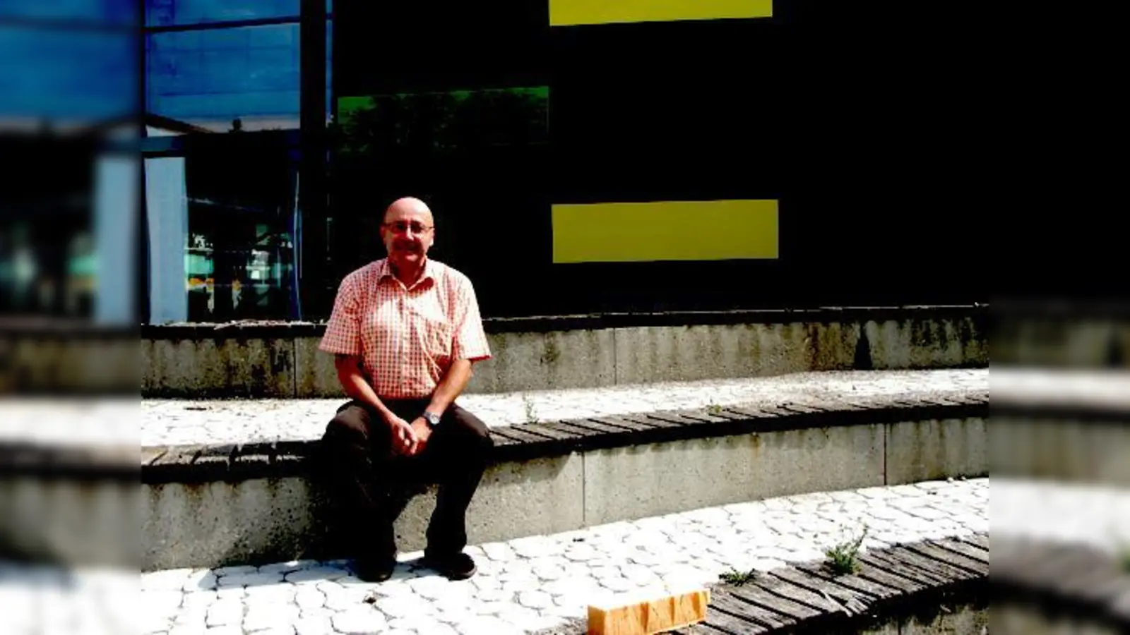 Juhu, bald geht die Schule wieder an! Rektor Stephan Vogel kann den 13. September fast nicht mehr erwarten und testet schon mal den Pausenhof. 	 (Foto: cs)