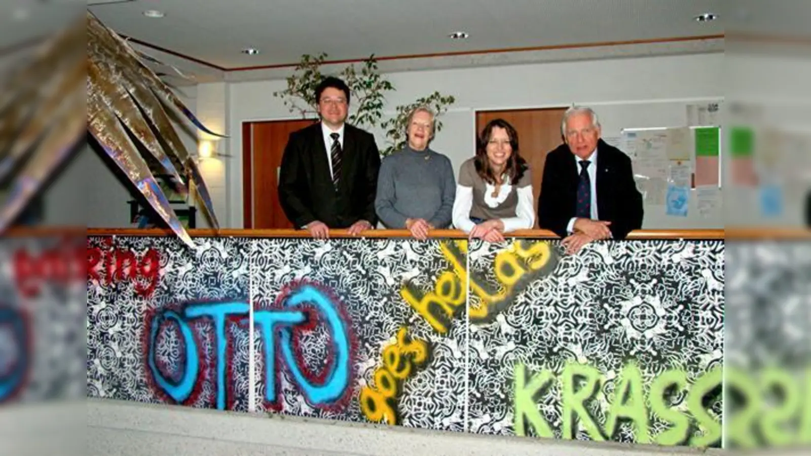 Freuen sich über starke Kunst im Ottobrunner ­Rathaus (v. l.): Thomas Loderer, Doris Laves-Wegat, ­Gabriele Irle und Jan Murken. 	 (Foto: Ka)